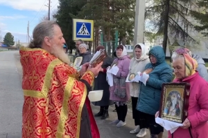 В Усть-Ишиме спустя неделю снова провели крестный ход от паводка