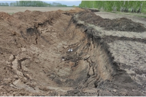 В Азово Омской области неизвестные сняли слой плодородной почвы