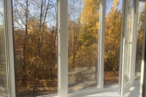 Окна на балкон из алюминиевого профиля: преимущества и популярность