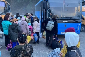 «Людей высаживают на остановке, не довозят до пунктов временного размещения» - жители Усть-Ишима жалуются на организацию эвакуации