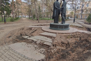 Омичей возмутило, как подрядчики на грузовиках испортили плитку возле памятника Петру и Февронии