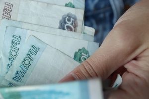 Большинство омичей, по данным опроса, поддерживают повышение МРОТ до 30 тысяч рублей