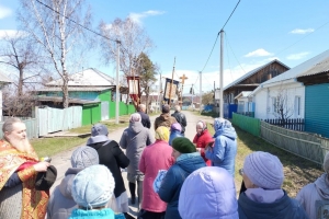 В затапливаемом Усть-Ишиме проводятся крестные ходы на лодках