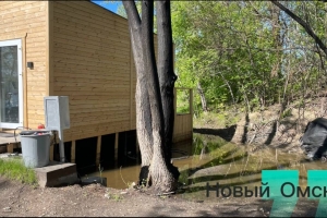 Иртыш подошел практически вплотную к гостевым домикам на Зеленом острове в Омске (фото)