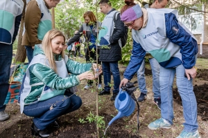В центре Омска высадили 80 деревьев ко Дню химика при поддержке «Газпром нефти»