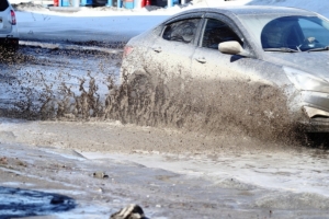«Ни машинам, ни пешеходам нет места»: В Омске после ночного дождя затопило дороги