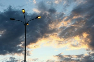 В Омске определили подрядчика, который проведет освещение на участках трех улиц, где раньше было темно