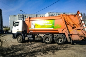 В Омской области мусоровоз опрокинулся в кювет: два человека пострадали