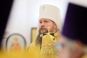 Омский митрополит Дионисий провел молебен на Ильинской горке, где хотят возродить собор