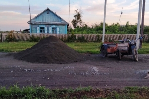 В Омской области мотоциклист влетел в кучу щебня и погиб
