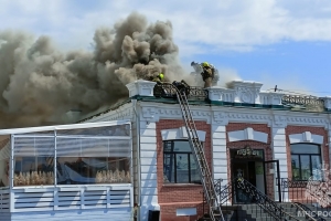В центре Омска загорелся ресторан «Хочу Пури»: площадь пожара выросла до 400 кв. метров (Обновлено)