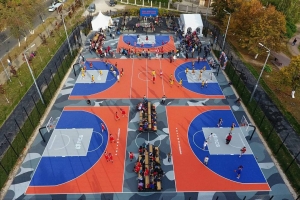 У метромоста в центре Омска начали обустраивать баскетбольную площадку