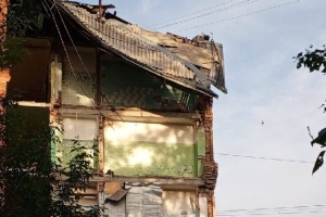 Обрушившуюся пятиэтажку на 20-го Партсъезда в Омске до сих не снесли: теперь там в любой момент может ...