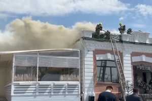 В центре Омска горит ресторан «Хочу Пури» (Фото, видео)