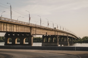 В Омске после перекрытия Ленинградского моста встал центр города
