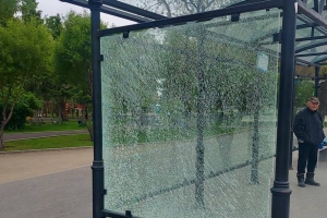 В центре Омска вандалы расстреляли еще одну остановку 