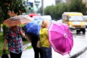 Топит улицы, ломает деревья: ливень, град и штормовой ветер сохранятся в Омской области до конца дня