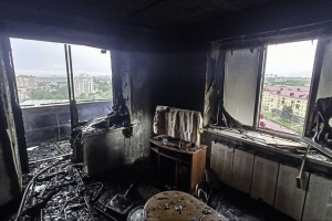 Во время дождя в Омске загорелась многоэтажка - огонь охватил несколько этажей (обновлено, видео)