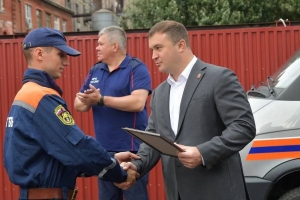 Виталий Хоценко передал омским спасателям новые пожарные автомобили