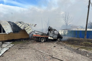 В Омске при крупном пожаре в частном секторе погиб человек
