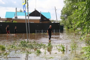 Мэр Сергей Шелест выехал на затопленную улицу Володарского в Омске