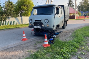 В Омской области школьник на мопеде въехал в УАЗ