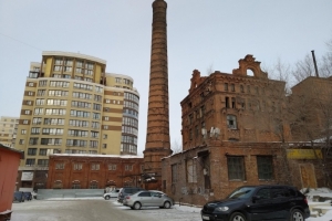 В центре Омска обрушилась стена объекта культурного наследия - пивзавода на Волочаевской