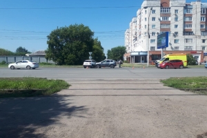 В Омске в ДТП на Жукова пострадали женщина и двое детей