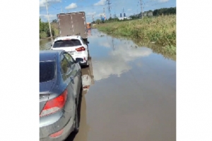 Окружная дорога в Чкаловском поселке Омска ушла под воду