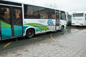 В мэрии Омска длительные интервалы ожидания транспорта объяснили нехваткой водителей и пробками