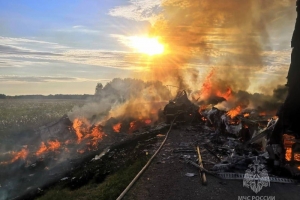 На трассе Тюмень-Омск произошло страшное ДТП: дотла сгорели два грузовика и легкой автомобиль (ФОТО)