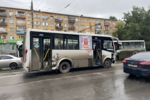 В Омске автобус столкнулся с легковым авто - пострадали три человека