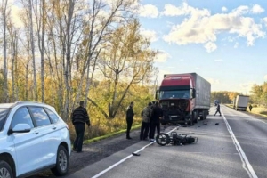 Появилось видео с 16-летней девушкой, которая разбилась на мопеде на трассе Тюмень — Омск