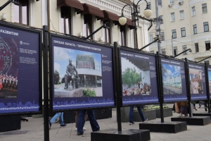 Виталий Хоценко открыл фотовыставку «Омская область – территория развития» в центре Москвы