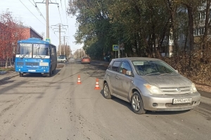 В Омске машина сбила школьницу, перебегавшую дорогу в неположенном месте