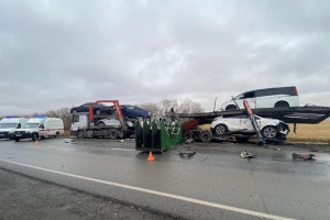 На трассе Тюмень - Омск столкнулись семь фур и две легковушки