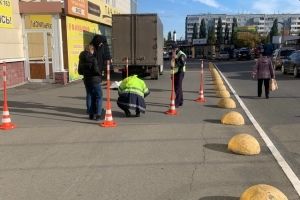 В Омске грузовик на тротуаре насмерть сбил женщину