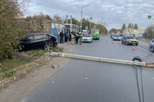 Молодой водитель снес опору ЛЭП на омской Московке