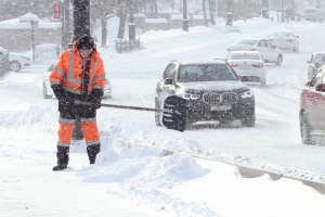 В Омске неизвестные свозят грязный снег к крупному торговому центру 