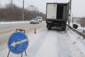 В Омске из-за аварийного состояния закрыли часть тротуара путепровода на Лизы Чайкиной