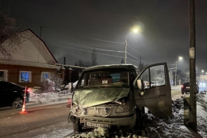 В Омске водитель почувствовал себя плохо за рулем, устроил тройное ДТП и погиб на месте