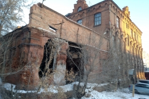 В центре Омска продолжает разрушаться исторический памятник - пивзавод на Волочаевской