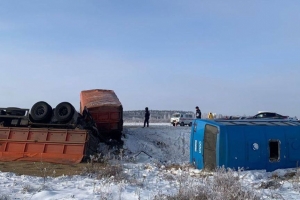 В Омской области в аварии с автобусом пострадали семь человек