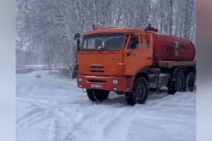 В Омске рядом со стройплощадкой нового микрорайона неизвестные сливают грязную воду из ассенизаторской ...