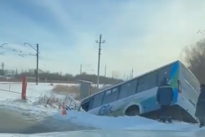 В Омске пассажирский автобус упал в кювет 