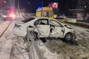 В центре Омска «Фольксваген Джетта» влетел в ограждение: девушка-пассажирка скончалась на месте