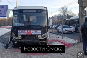 В Омске автобус, полный пассажиров, протаранил ограждение и вылетел на тротуар