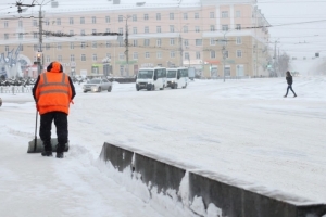 В Омске ужесточают правила уборки снега у магазинов, аптек и торговых центров: рассказываем, что изменится