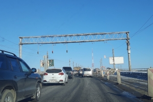 В мэрии рассказали, когда залатают ямы на мосту у Телецентра в Омске, из-за которых образовались жуткие ...