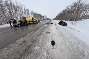 В лобовом ДТП на омской трассе пострадали шесть человек